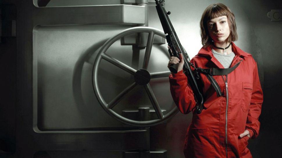 Tokio de Casa de Papel en Topless junto a una amiga