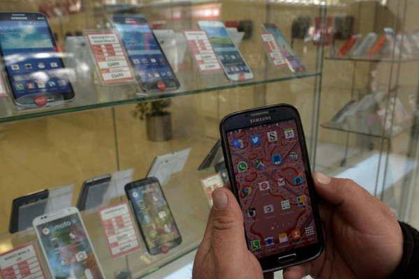 Llegan los celulares low cost para pelear en el mercado de equipos por debajo de los 5000