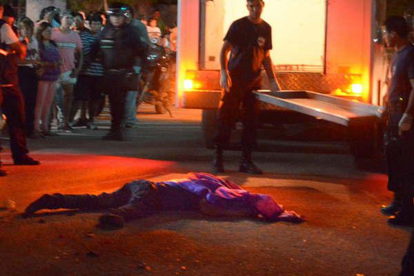 Hallan a hombre sin vida en un camino enripiado e investigan las causas