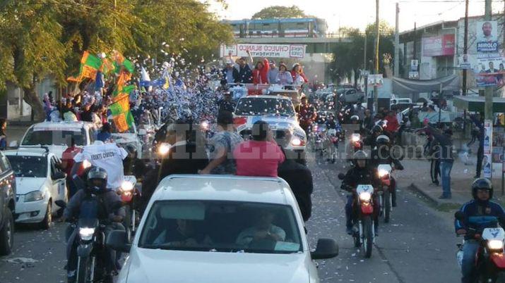 Exitosa Caravana del Triunfo por barrios de Capital y La Banda