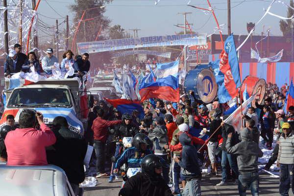 Gran colorido festivo en la caravana del Frente Ciacutevico por Santiago