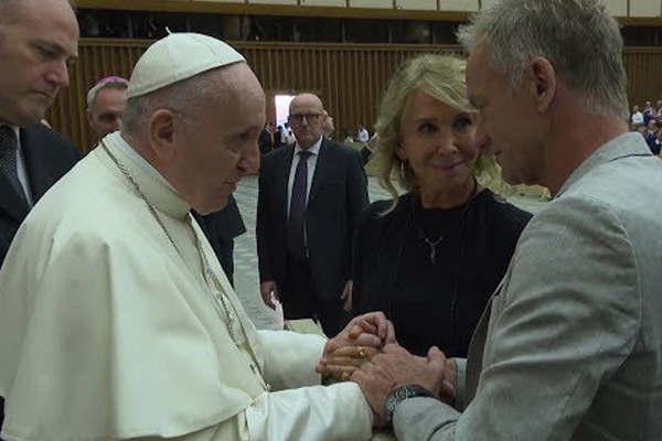 El papa Francisco saludoacute a Sting y a su mujer Trudie Styler en el Vaticano