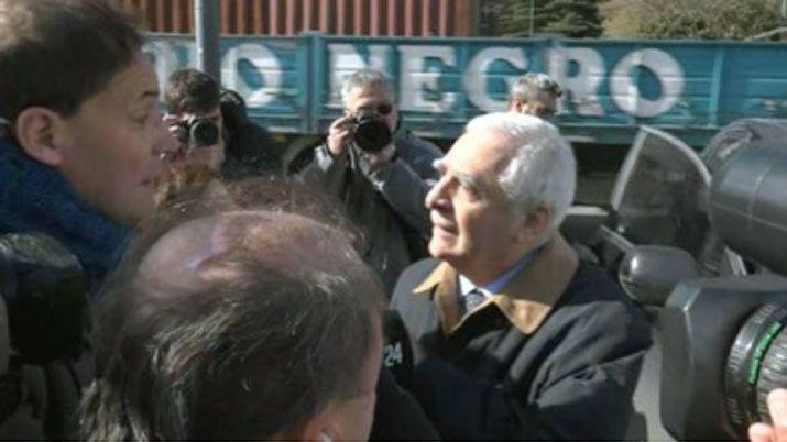 Video Juan Lascurain se agarroacute a trompadas con un periodista tras declarar