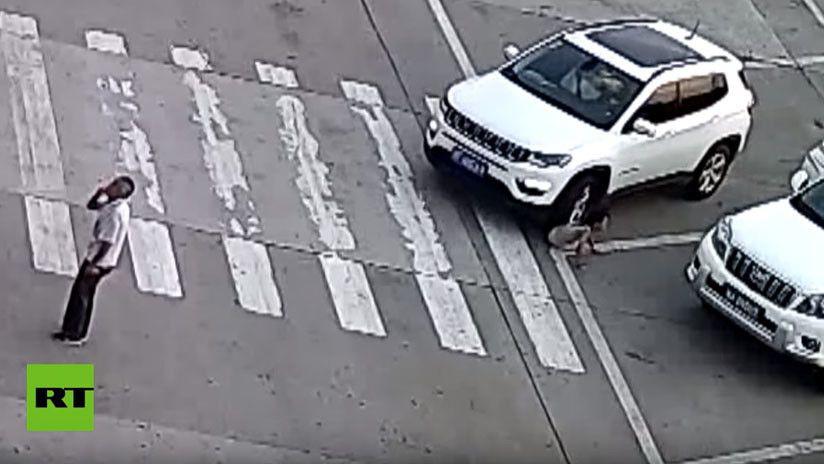 VIDEO- Una nintildea se agacha para atarse los cordones y un auto le pasa por encima