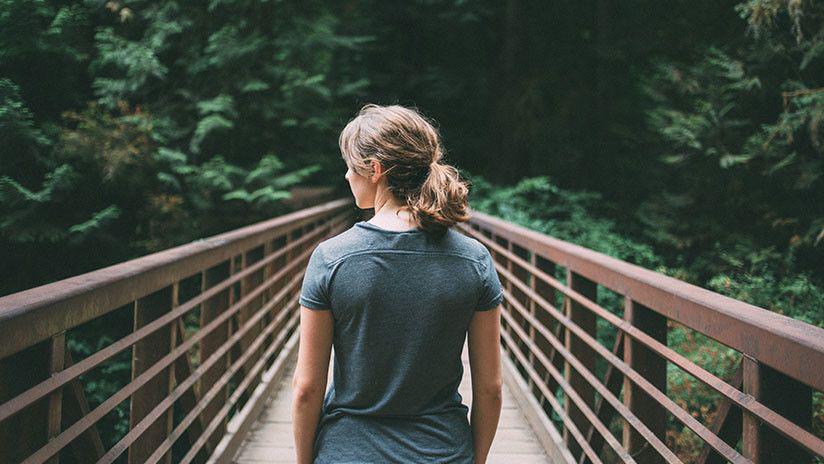 Empujoacute a su amiga que no se atreviacutea a saltar desde un puente y casi la mata