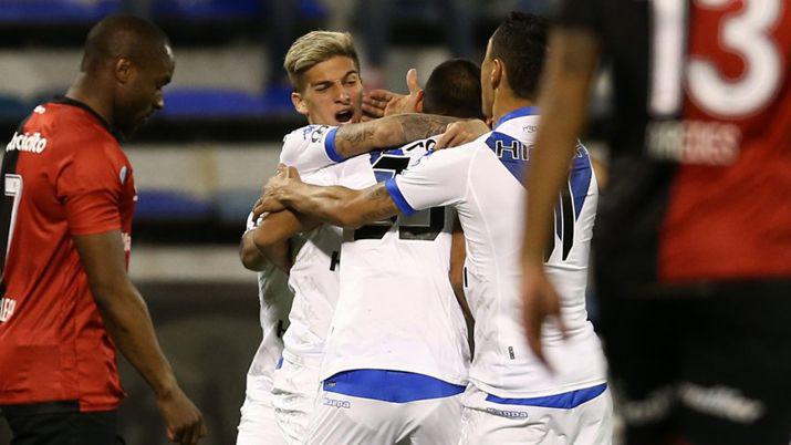 Veacutelez le ganoacute a Newells por 2 a 0