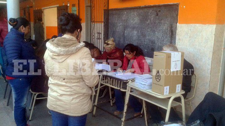 Un 30 -en-porciento- del padroacuten votoacute en Antildeatuya hasta el mediodiacutea