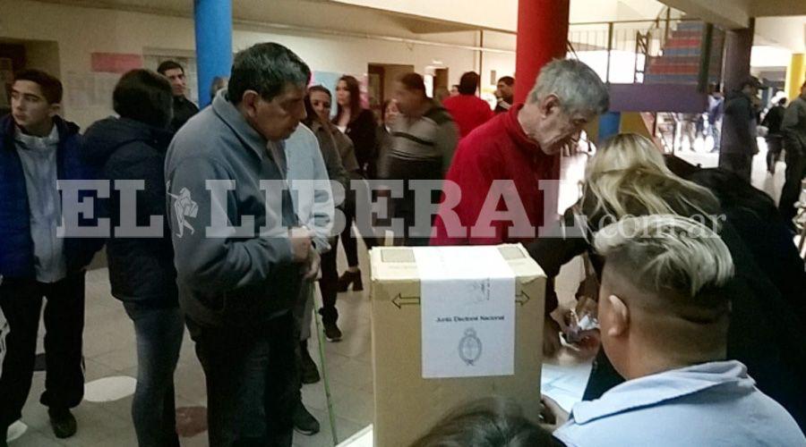 Hermanos no videntes se acercaron a votar en La Banda