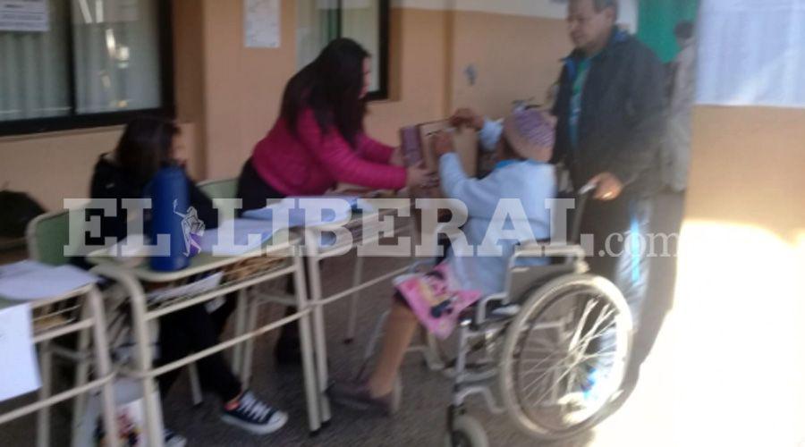 Tiene 81 antildeos y cumplioacute con su obligacioacuten en silla de ruedas