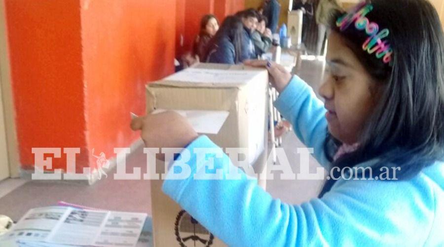 La Banda- una joven con Siacutendrome de Down votoacute por primera vez