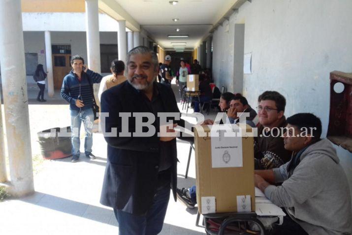 Humberto Eduardo Santilln votó en la escuela Carlos Jensen del barrio 8 de Abril