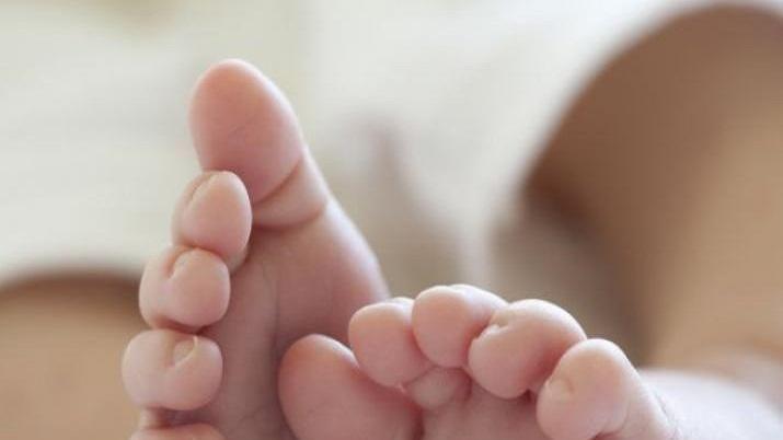 Dejoacute a su beba en la cama y al volver la encontroacute sin vida