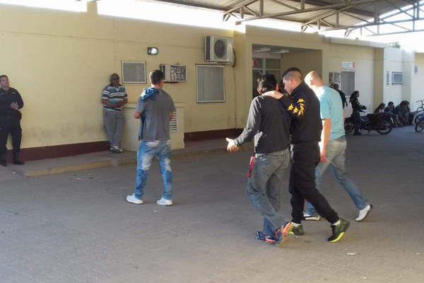 Un joven bebiacutea con sus amigos y de repente decidioacute terminar con su vida