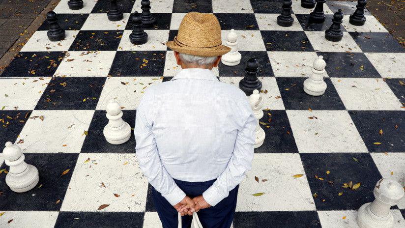 Un abuelo se vuelve viral por ensentildear a jugar al ajedrez