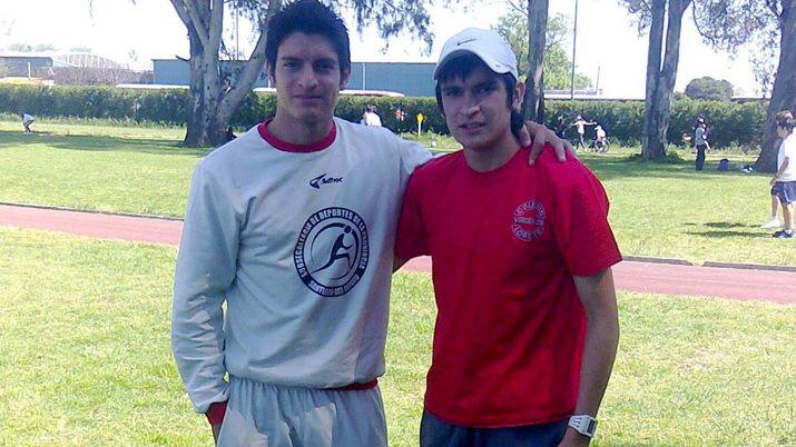 Jonathan Exequiel Lobo (izquierda) junto a su hermano Walter quien también es un destacado atleta loretano