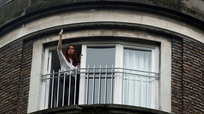 Por queacute allanaron el edificio de Cristina