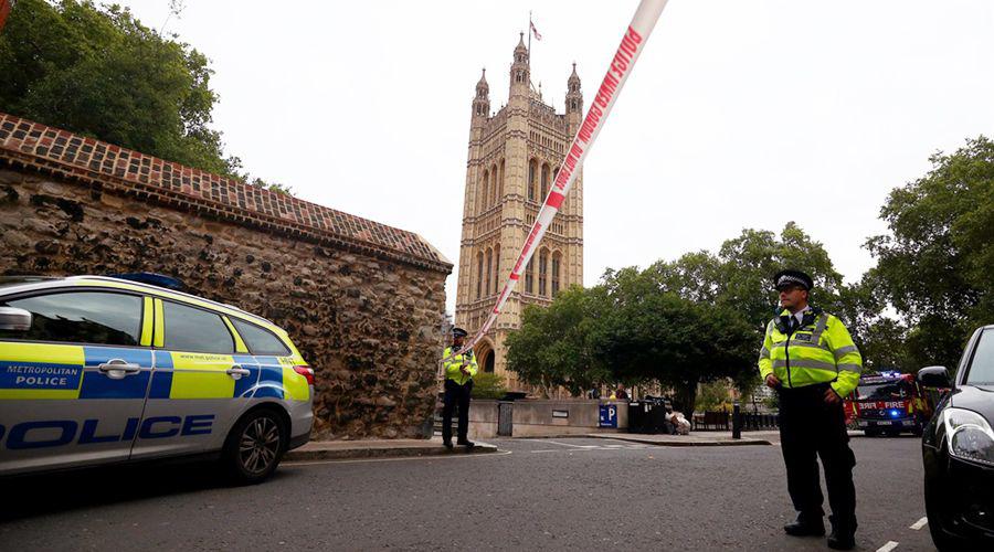 Video  Paacutenico en Londres- atropelloacute a varias personas afuera del Parlamento