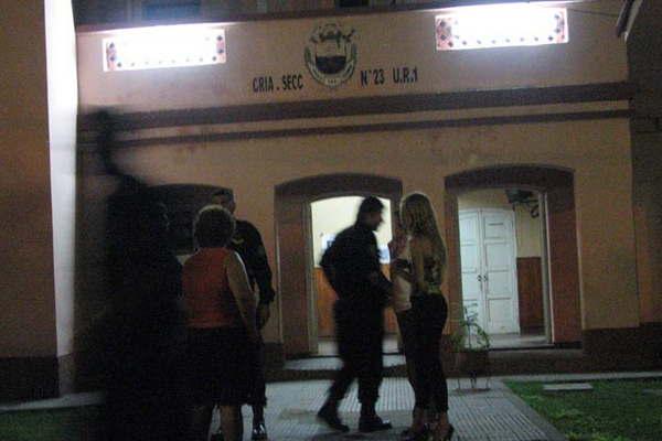 Olvidoacute poner llave a la puerta y le robaron su celular