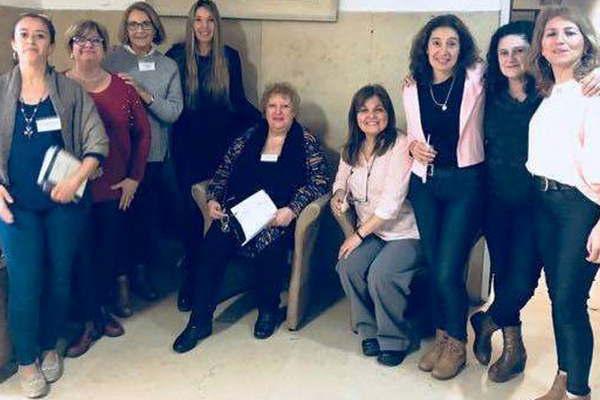 Docentes de Obstetricia de Santiago participaron de una reunioacuten nacional 