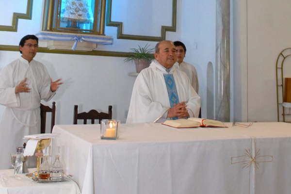 Hoy el padre Joseacute Jaime celebraraacute sus 49 antildeos  de vida sacerdotal
