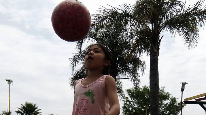 Video  El golazo de Loli la futbolista que la rompe