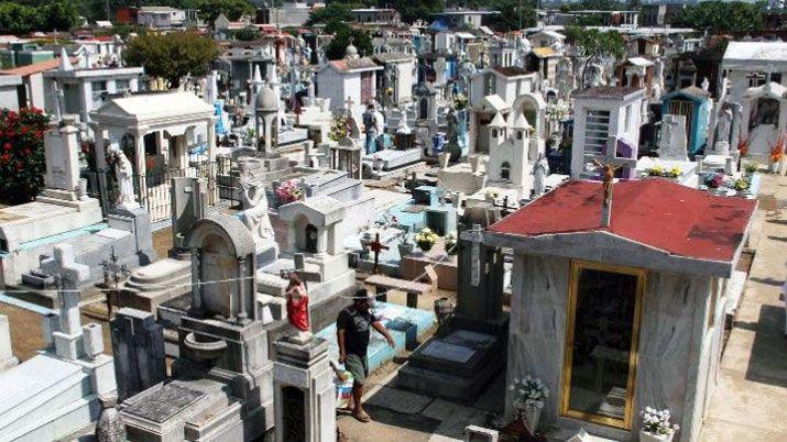 Borracho desenterroacute a su amigo de un cementerio para tomar con eacutel