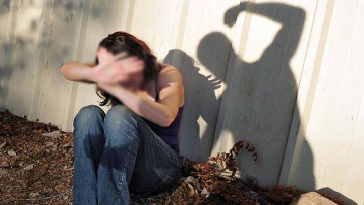 Fue atacada cuando tenía a su hija en brazos