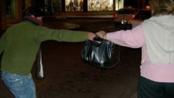 Motochorros atacan a una mujer y le roban su cartera con 6000