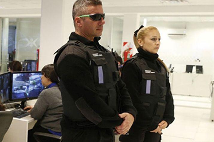 Los chalechos tienen GPS botón de pnico y sensores que alertan a la base cuando enfrentan situaciones peligrosas