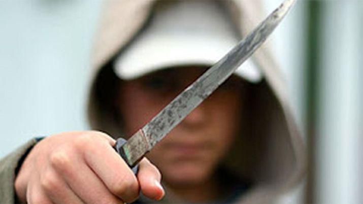 Un policiacutea recibioacute un puntazo cuando llevaba a su hija al jardiacuten