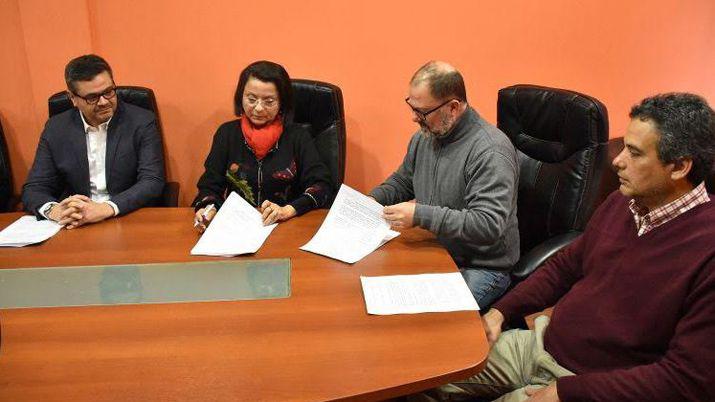 La Caacutemara de la Madera firmoacute un convenio con la Secretariacutea de Trabajo