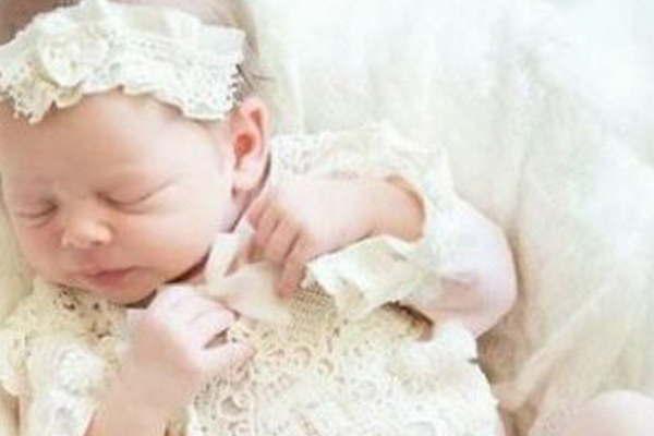 La hija de Luisana Lopilato posoacute para las caacutemaras