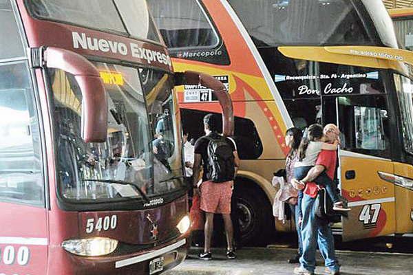 El costo de viajar en micro a Buenos Aires podriacutea bajar hasta menos de 100