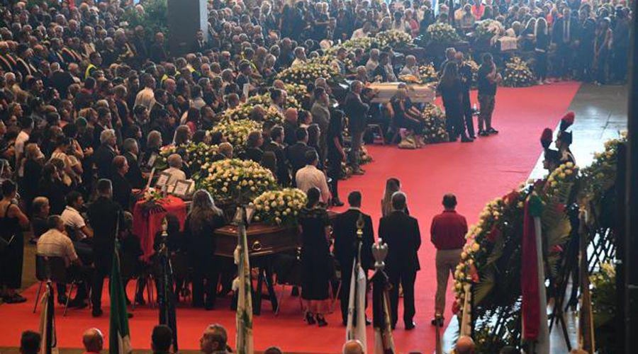 Geacutenova paralizada por el funeral de las viacutectimas del puente Morandi