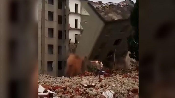 VIDEO  Se derrumboacute un edificio y escapoacute por centiacutemetros