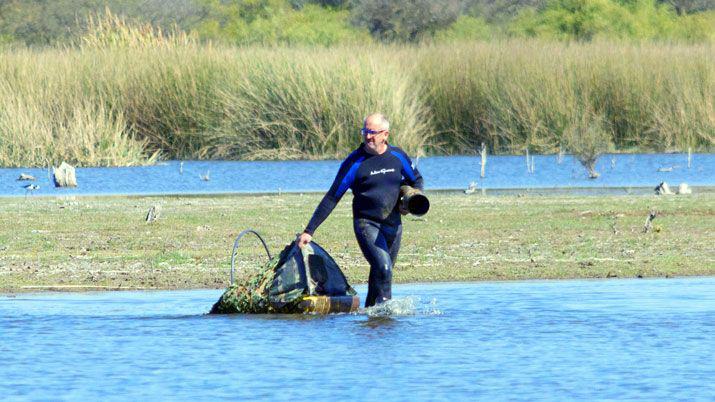 Pablo Eguia de Córdoba que vino el domingo pasado temprano y pudo observar al pato Media Luna con equipo especial Se introdujo en el agua con hide (escondite) y recorrió casi 300 metros para acercarse a los patos por el medio de la laguna