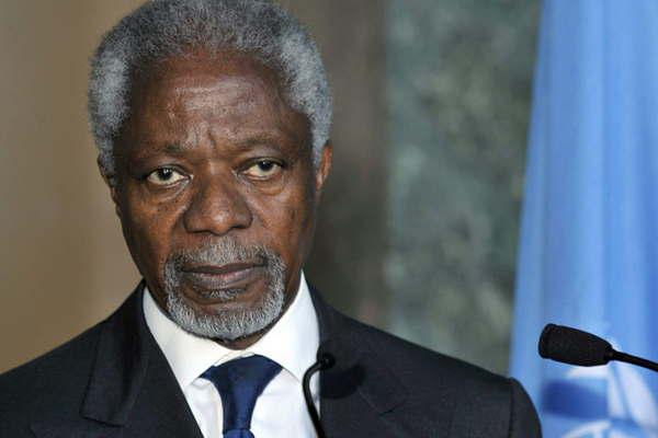 Murioacute Kofi Annan exsecretario de la ON