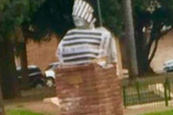 El busto de Kirchner en Rosario amanecioacute vestido de preso