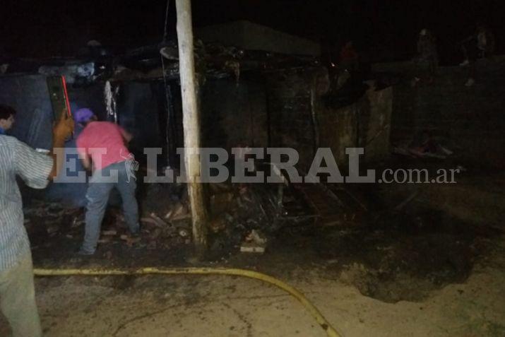 Vecinos y personal municipal trabajaron intensamente para sofocar el fuego