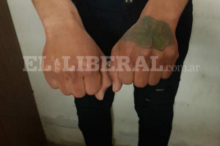 El presunto autor del asalto fue reconocido por el tatuaje que lleva en una de sus manos