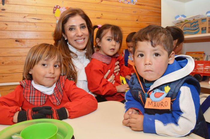 Claudia de Zamora saludoacute a los nintildeos de Santiago en su diacutea