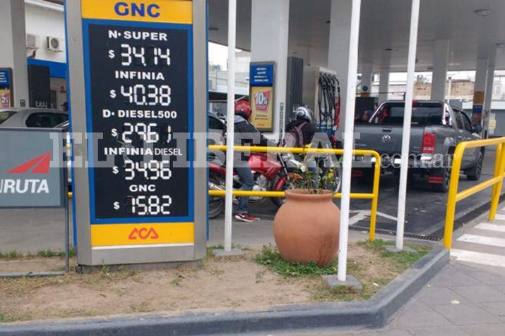 YPF subió los precios por tercera vez en el mes El incremento es de aproximadamente el 1 -en-porciento- unos 30 centavos promedio por litro