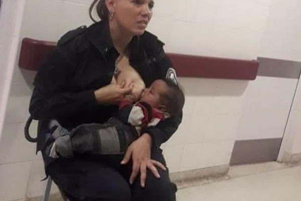 Fuerte relato de la policiacutea que le dio la teta a un bebeacute desnutrido 