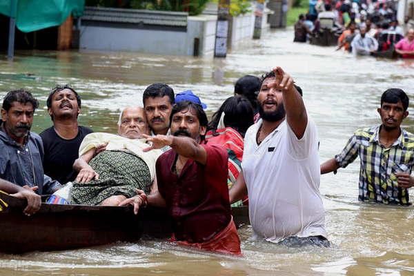 Maacutes de 200 muertos en las peores inundaciones en un siglo en la India