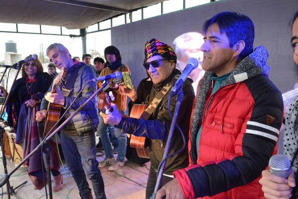 Ni el friacuteo detuvo a la gente para bailar en la Fiesta de la Abuela