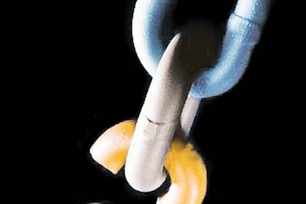 Descubren a jovencito enfermo y encadenado