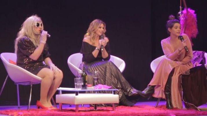 Calu fue entrevistada en el escenario