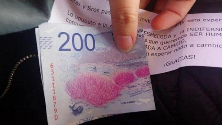 Un abuelo repartioacute billetes de 200 en el tren junto a un tierno mensaje