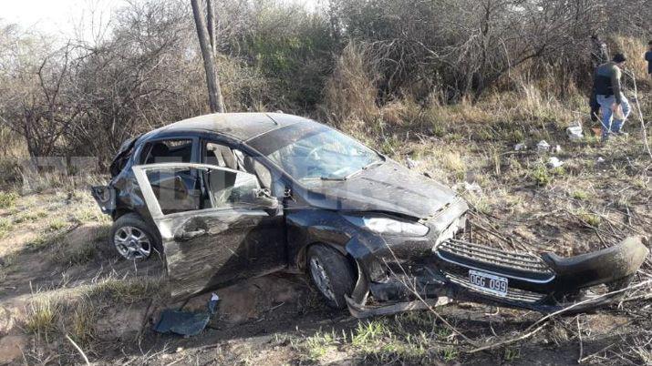 Una mujer perdioacute la vida tras volcar un auto en Los Pirpintos