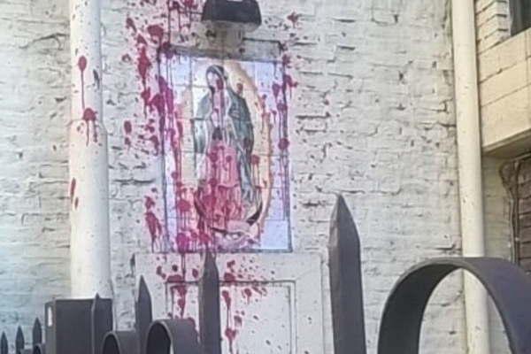 Atacaron tres iglesias con consignas favorables al aborto